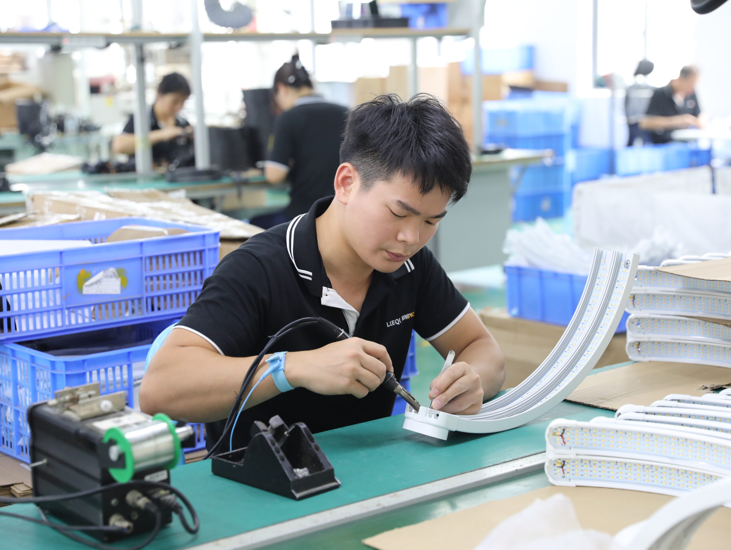 LIEQI Lighting factory producing patented half moon beauty lamps for global salon markets