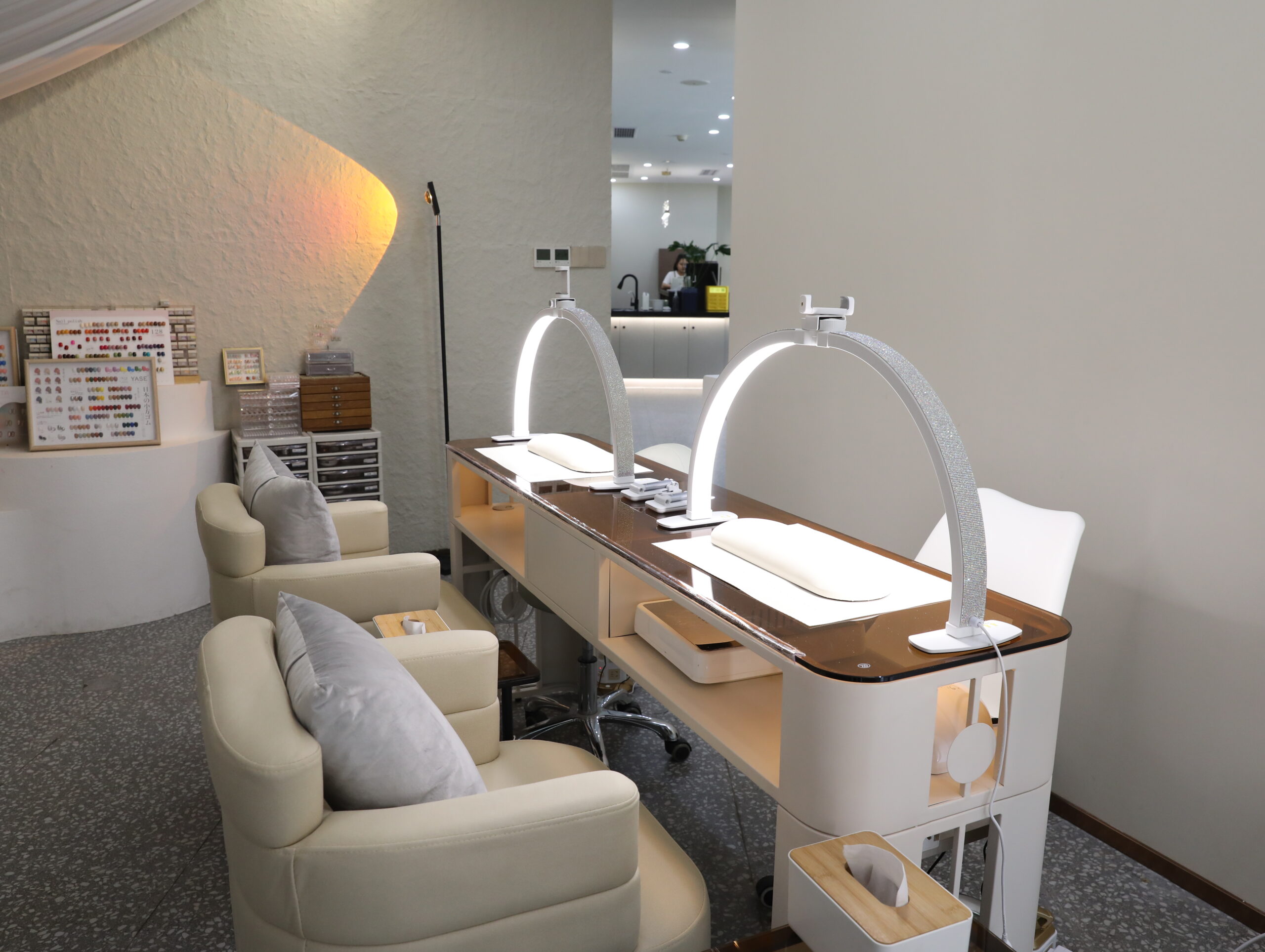 Modern beauty salon setup illuminated by LIEQI professional LED beauty lights and half moon lamp for lashes