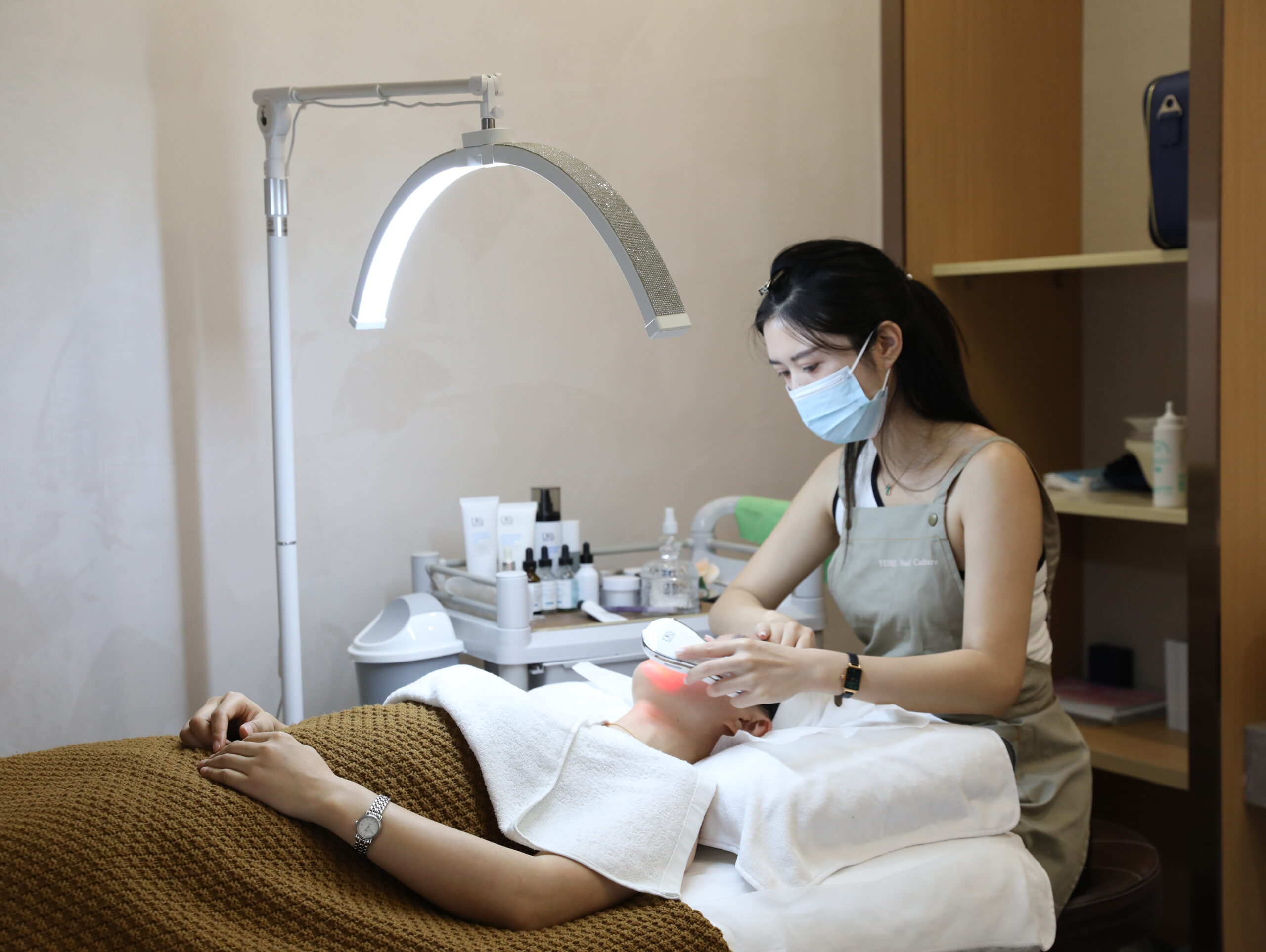 LIEQI half moon lamp for lashes providing shadow-free illumination over a treatment bed