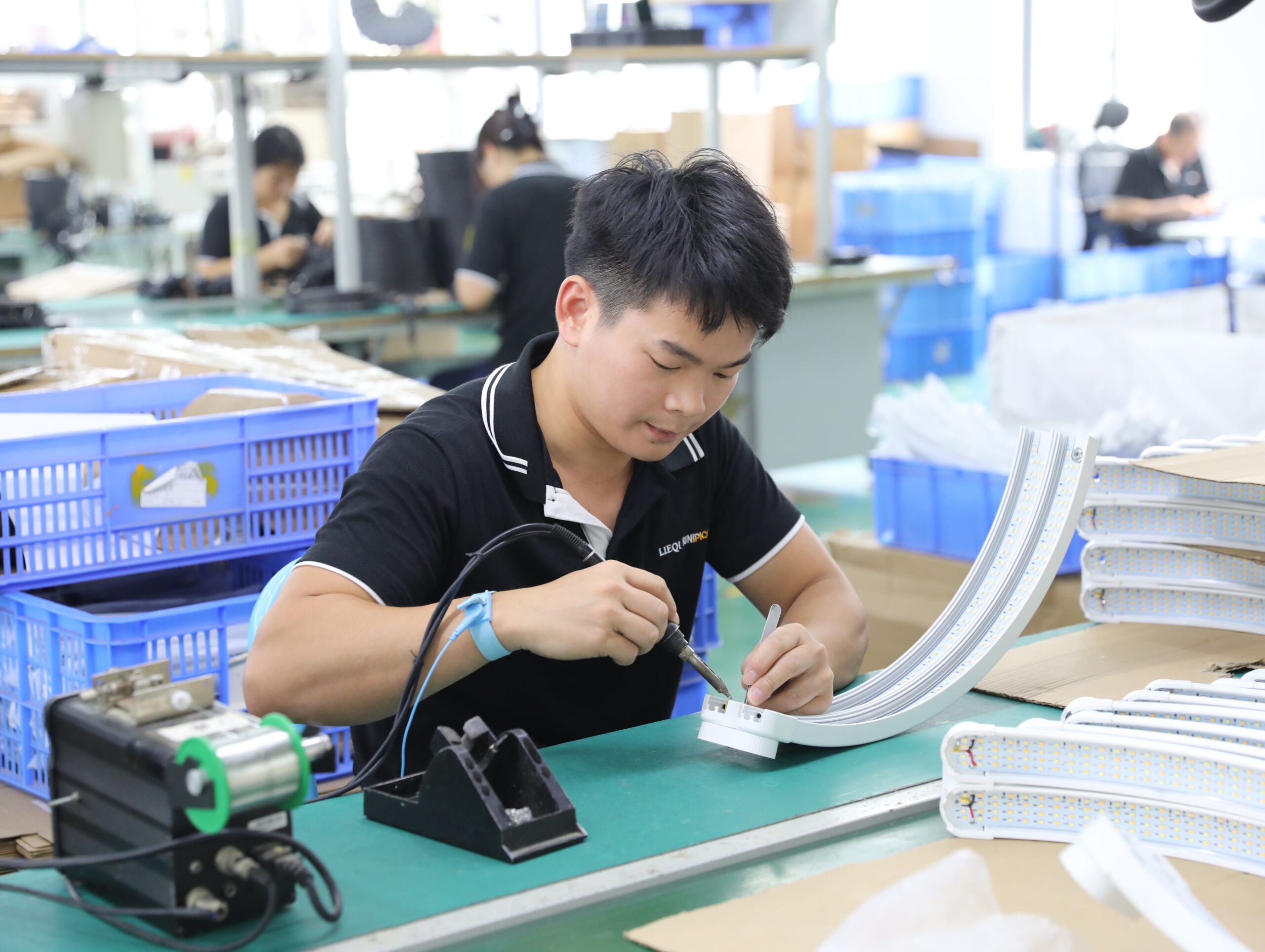 Buyer factory visit at LIEQI: R&D center, QC laboratory, and high-capacity production lines for beauty lights