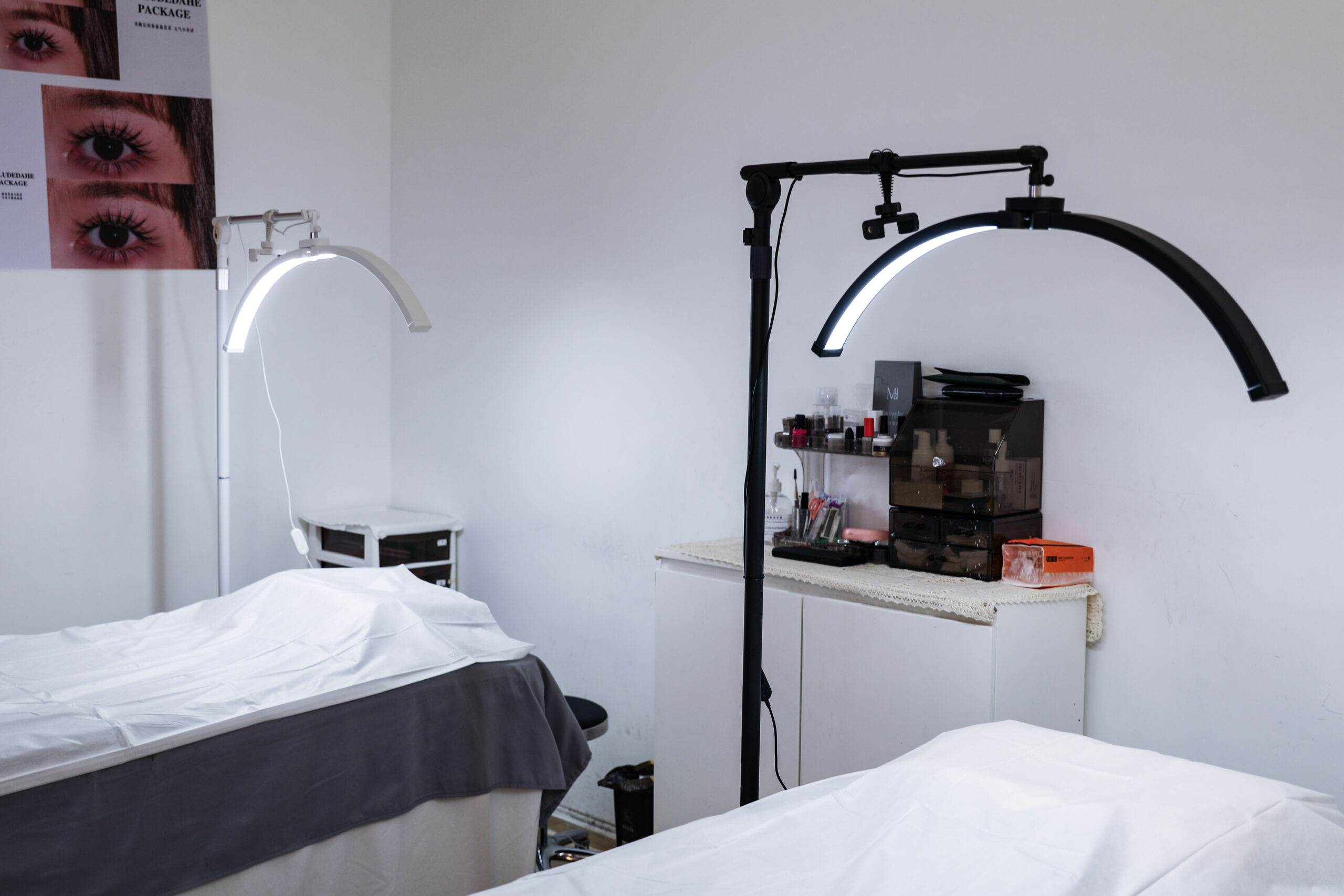 Half-moon lamp setup for lash extension workstation